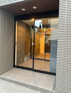 その他　2重の自動ドアでスマートキーでハンズフリーで出入り可能