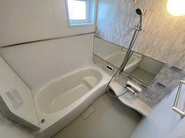 バス・シャワールーム　浴室乾燥機、追い焚き機能付きバス！