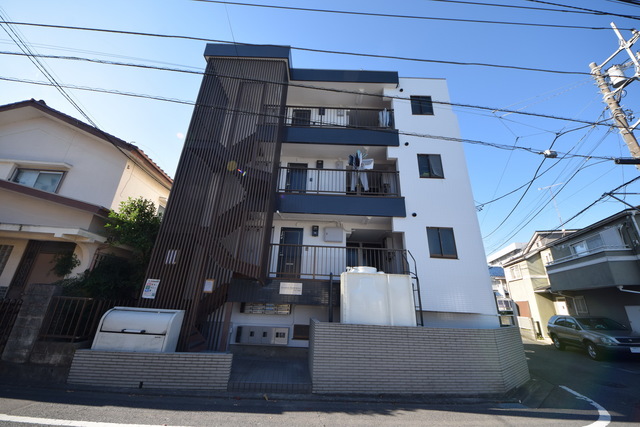 建物外観　～青い空、白い雲～