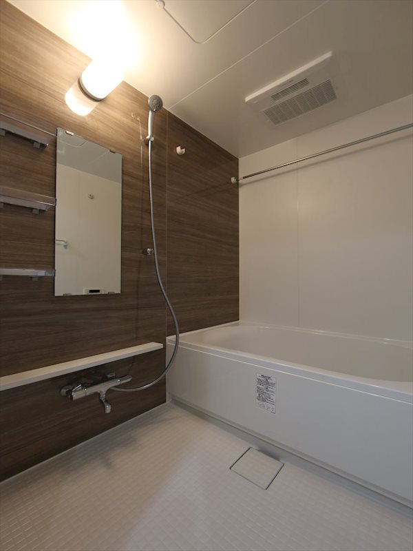 バス・シャワールーム　浴室暖房乾燥機付　追い焚き・オートバス機能付お風呂