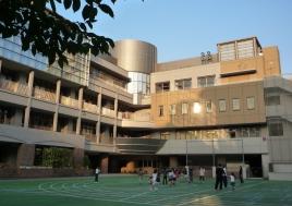 小学校　千代田区立麹町小学校（小学校）まで1696m