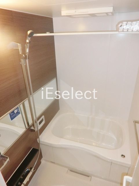 バス・シャワールーム　浴室乾燥機能付きの広々お風呂です。