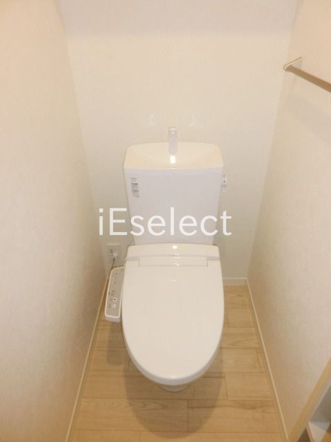 トイレ　温水洗浄機能付きのトイレです。