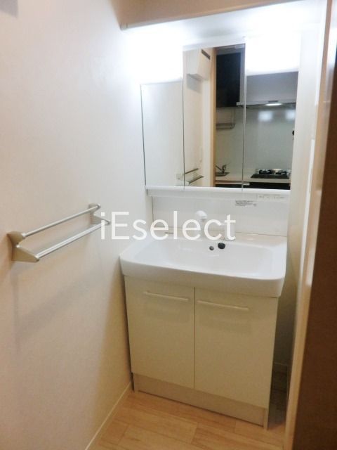 洗面設備　便利な独立洗面台ございます。