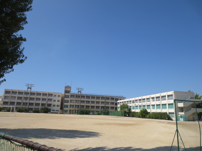 中学校　鳳中学校（中学校）まで300m