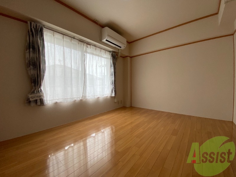 その他部屋・スペース　６．８帖のお部屋で広々と空間を使えますね。