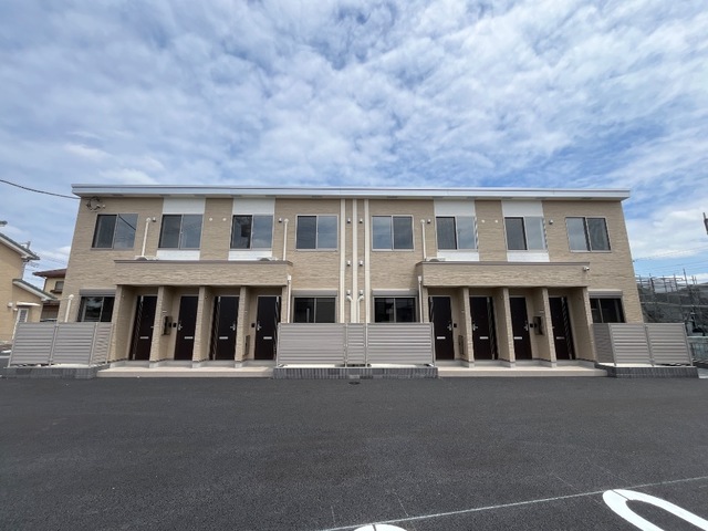 建物外観　鉄骨・全8戸・南向き