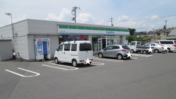 コンビニ　ファミリーマート（コンビニ）まで600m