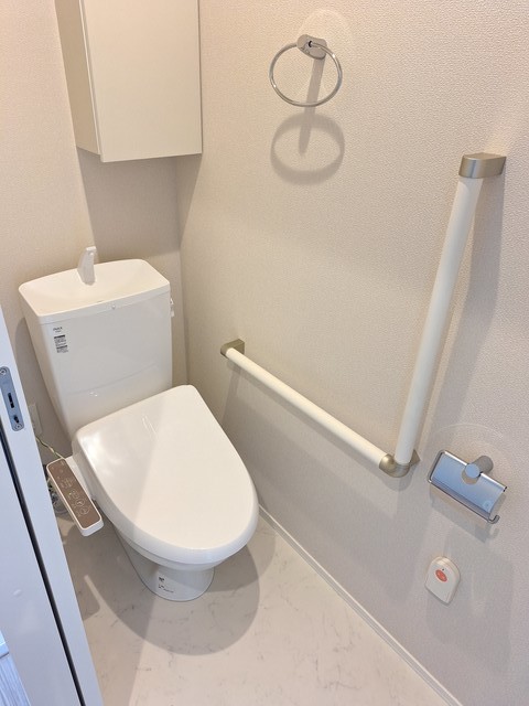 トイレ　トイレは洗浄暖房便座付き／緊急通報スイッチ