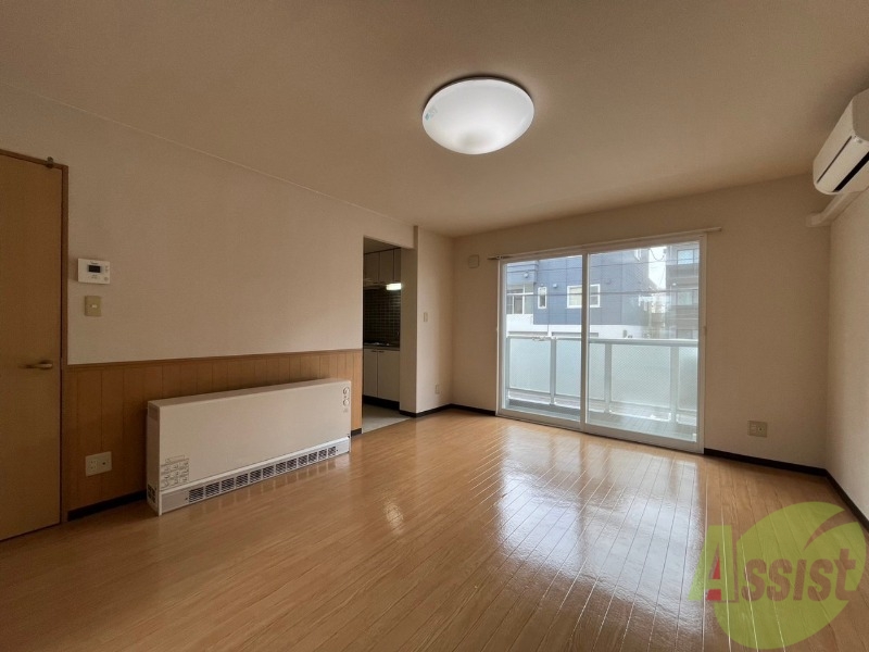 居室・リビング　木目のフローリングは落ち着きのある印象のお部屋になりますね。