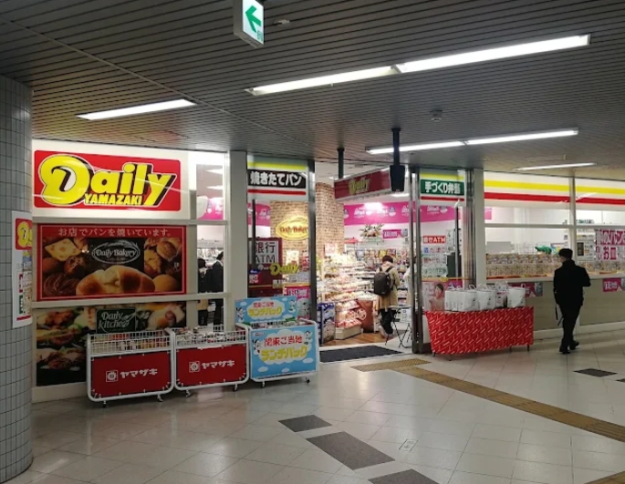 コンビニ　デイリーヤマザキ東川口駅店（コンビニ）まで275m