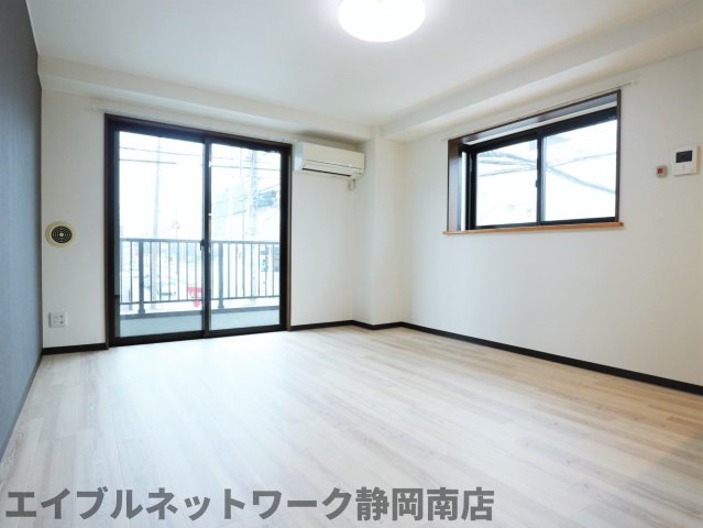 居室・リビング　こちらの居間で趣味の時間をお楽しみください