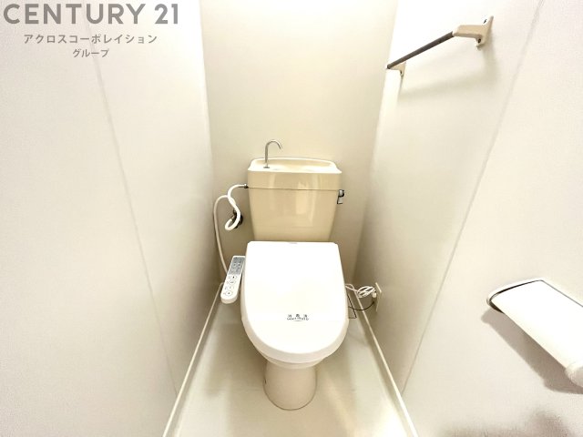 トイレ　温水洗浄便座付きのトイレです♪