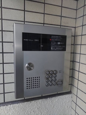 【安芸郡府中町柳ケ丘のマンションのエントランス】