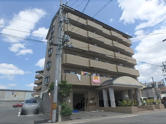 京都市右京区嵯峨中通町のマンションの建物外観