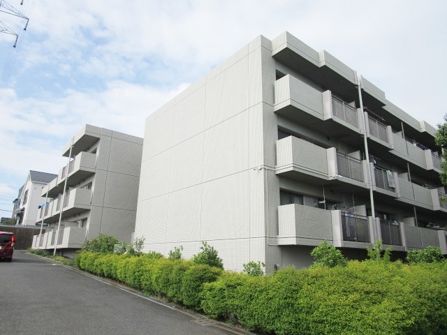 横浜市瀬谷区阿久和東のマンションの建物外観