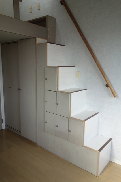 収納　ロフトに登る階段が収納も兼ねてます