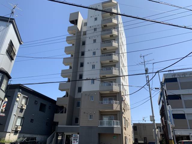 札幌市白石区菊水上町二条のマンションの建物外観
