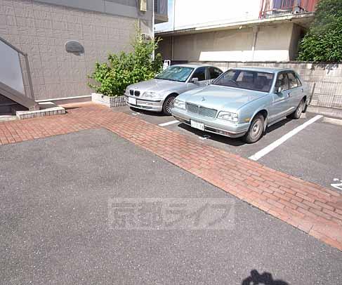 【京田辺市草内東垣内のアパートの駐車場】