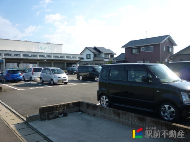 【小城市三日月町樋口のアパートの駐車場】