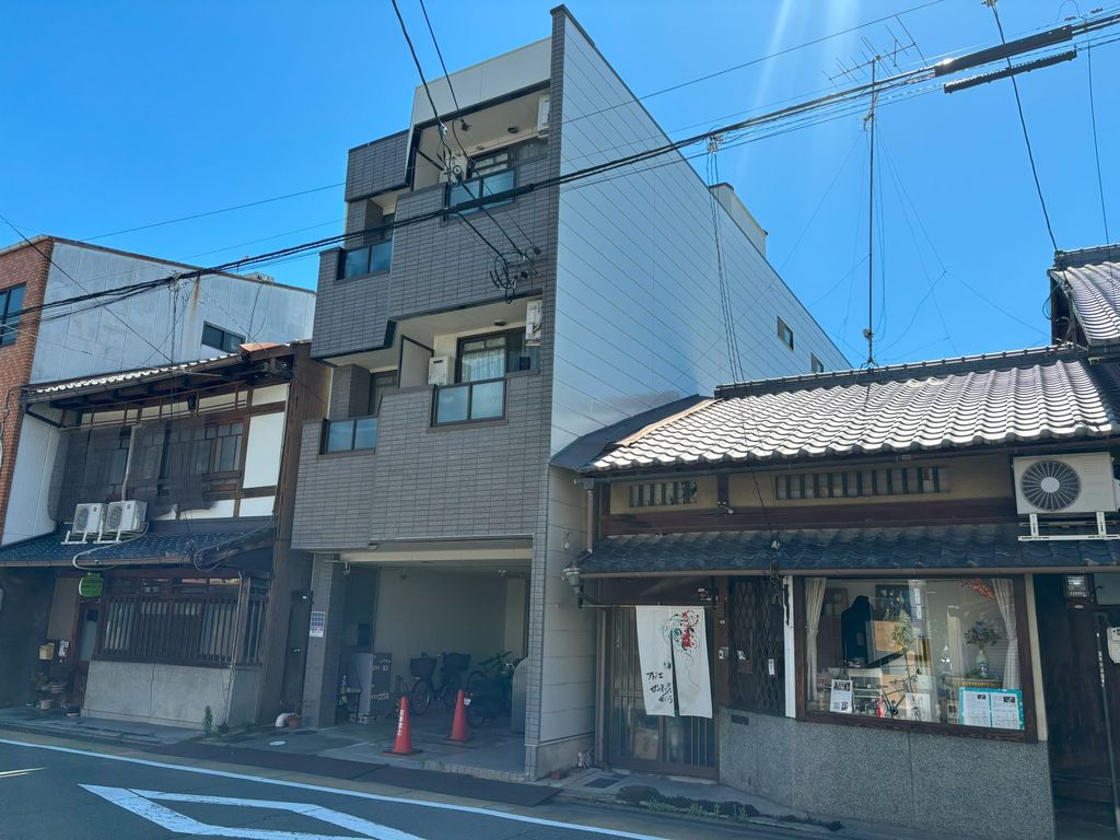 京都市上京区若宮竪町のマンションの建物外観