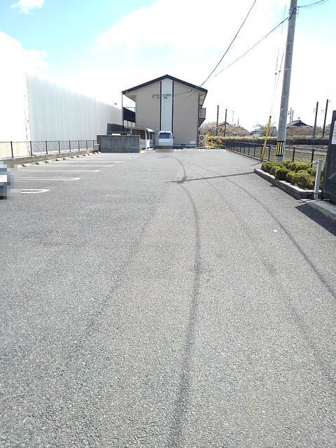 【四日市市大治田のアパートの駐車場】