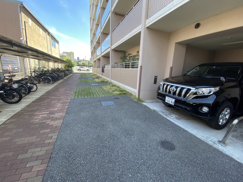 【豊中市野田町のマンションの駐車場】