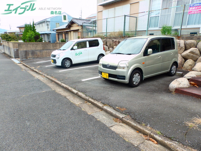 【桑名市松ノ木のアパートの駐車場】