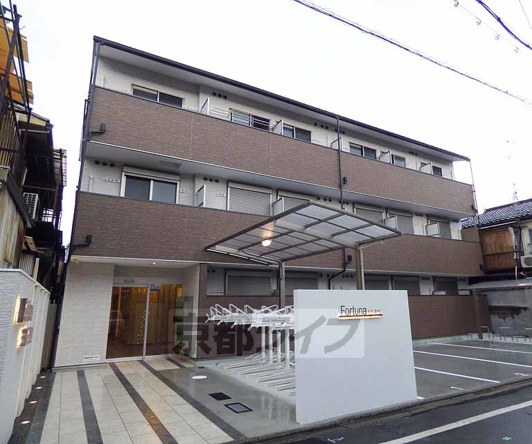 京都市中京区壬生森町のマンションの建物外観