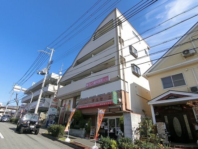 【神戸市須磨区白川台のマンションの建物外観】