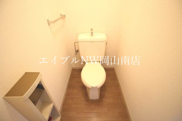 トイレ　同物件別部屋の写真です