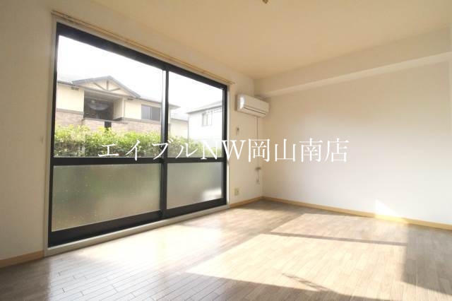 居室・リビング　同物件別部屋の写真です