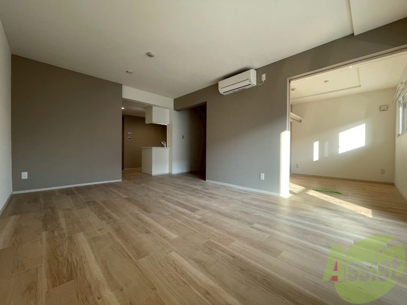 居室・リビング　木目のフローリングは落ち着きのある印象のお部屋になりますね。