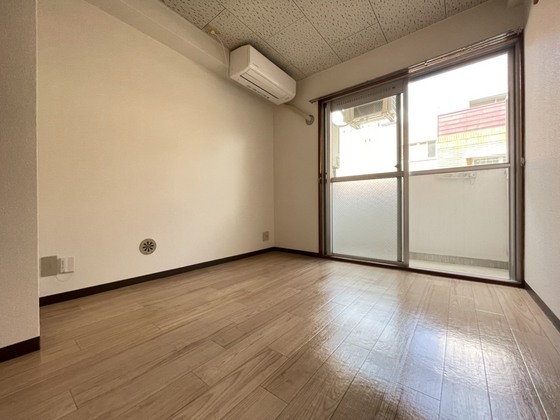 居室・リビング　※別号室の写真です