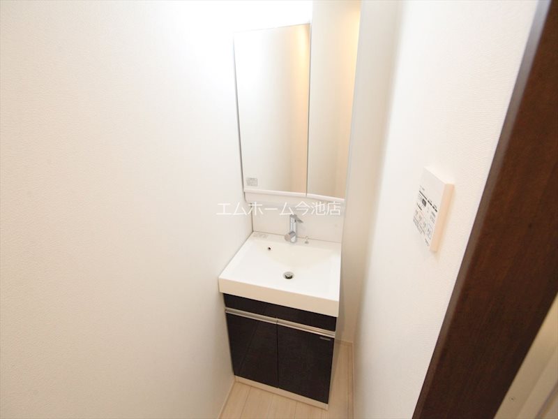 バス・シャワールーム　脱衣所　独立洗面台（シャンプードレッサー付）収納スペース有