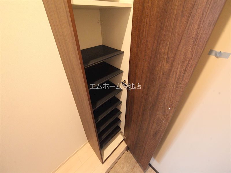 玄関　玄関　シューズボックス付（収納充実してます）