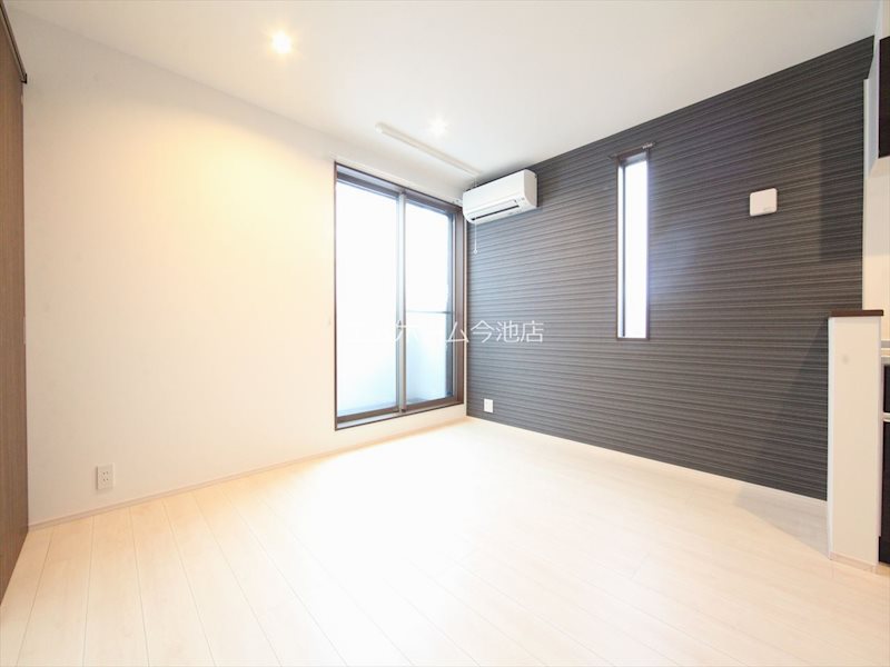 バルコニー　洋室9.4帖　エアコン付　収納充実　バルコニーに面しています