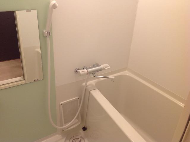 バス・シャワールーム　オシャレなカラーパネル付き