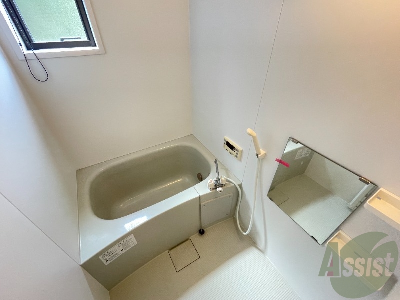 バス・シャワールーム　バスルームは狭すぎず、シャワーも浴びやすそうです。