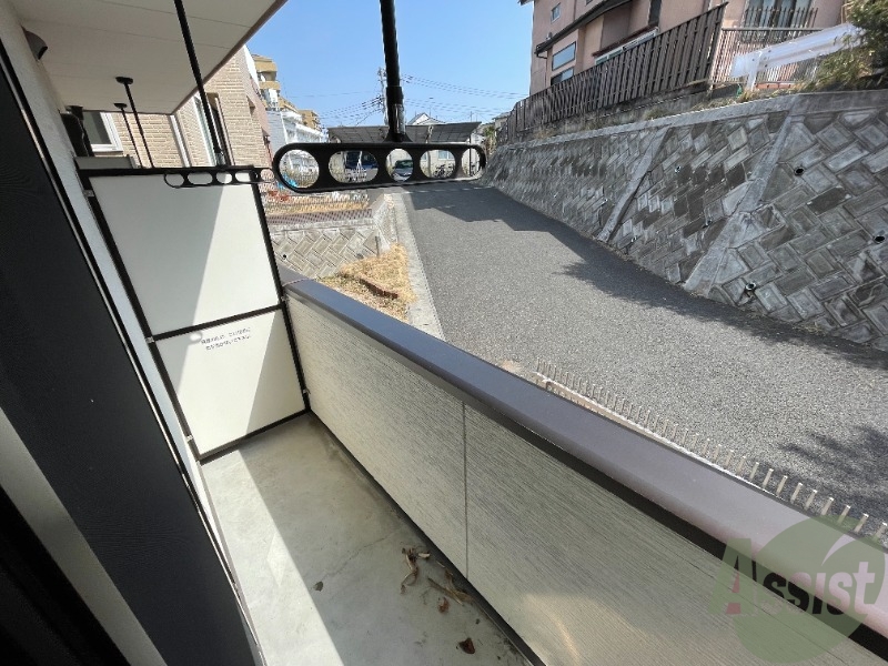 バルコニー　バルコニー。洗濯物がはかどりそうな広さがありますよ。