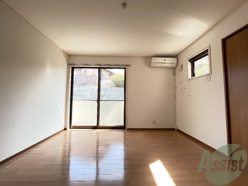 居室・リビング　こちらは１０帖の洋室です。日当たりがよく、明るいお部屋です。