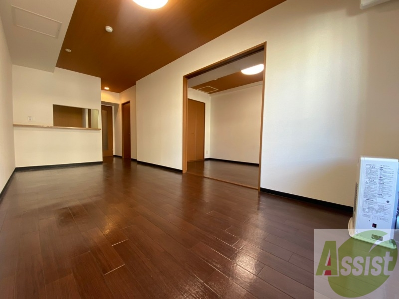 居室・リビング　白さが清潔感を出してくれます。お部屋も明るいですね。