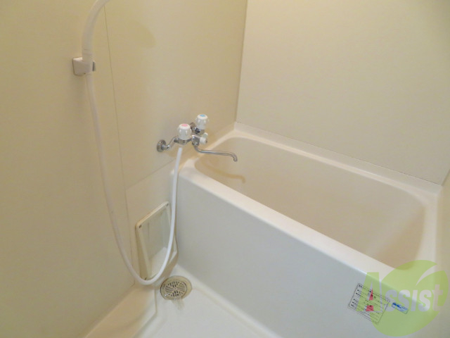 バス・シャワールーム　こちらはお風呂。一日の疲れをここで癒してください。