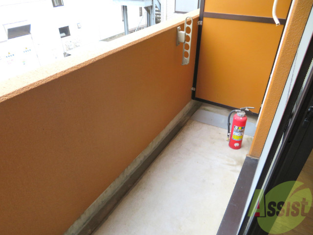 バルコニー　バルコニーは洗濯物を干すスペースが確保されていました。