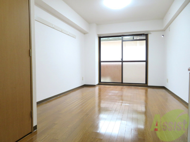 居室・リビング　リビングはこんな感じです。窓が大きくてよく陽が入ってきます。