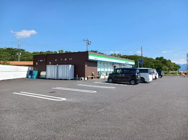 コンビニ　ファミリーマート霧島ヶ丘前店（コンビニ）まで100m