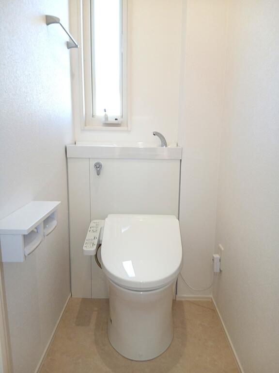 トイレ　シンプルで清潔感のある、温水洗浄便座付きトイレ