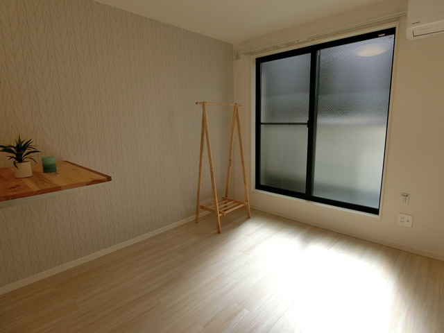 居室・リビング　上質な空間を演出するアクセントクロス