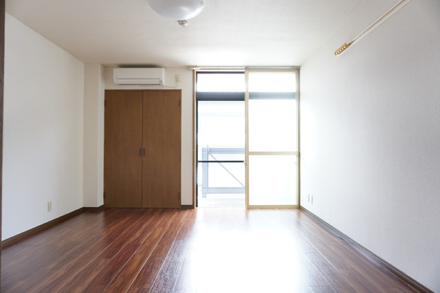 居室・リビング　南向きの洋室１０帖