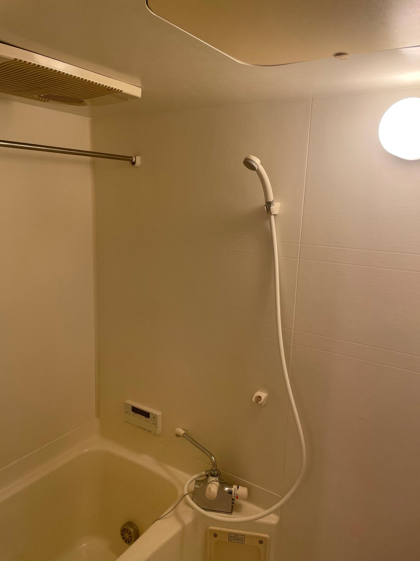 バス・シャワールーム　浴室乾燥機付きで、雨でも安心です。